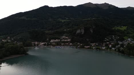 Impresionante-Vista-De-Drones-De-Las-Montañas-Sobre-El-Lago-Walensee,-Suiza-Temprano-En-La-Mañana