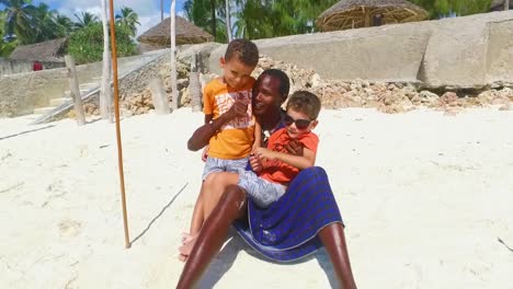 Kindertourist-Mit-Einer-Masai-Am-Strand-Von-Jambiani-Sansibar
