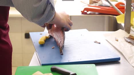 Time-lapse-of-a-chef-skinning-a-fish