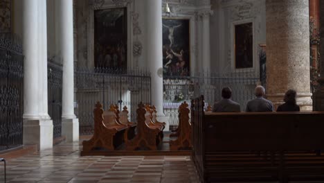 Gente-Rezando-Dentro-De-La-Iglesia-Franciscana