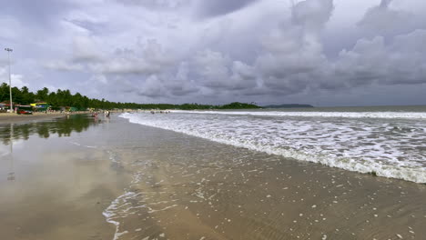 Wunderschöne-Wellen-Am-Palolem-Beach-Goa-Indien-4k