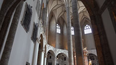 Columnas-Largas-Y-Esbeltas-De-La-Iglesia-Franciscana