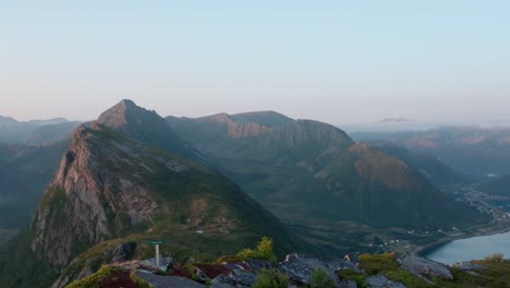 Paisaje-De-Pico-Rocoso-De-La-Montaña-Strytinden-En-Noruega---Disparo-Aéreo-De-Drones