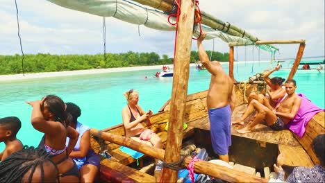 Eine-Gruppe-Von-Touristen-Auf-Einer-Traditionellen-Bootstour-Auf-Der-Insel-Sansibar