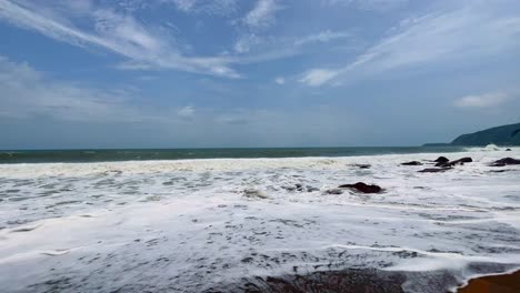 Olas-Chapoteando-Sobre-Las-Rocas-En-Un-Día-Soleado-Cola-Beach-Goa-India-4k