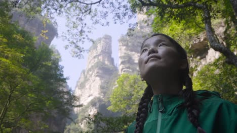 Junges-Asiatisches-Mädchen,-Das-Begeistert-Die-Wunderschönen-Berge-Von-Zhangjiajie-Bewundert