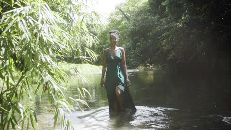 Eine-Frau-In-Einem-Fluss-In-Der-Karibik-Geht-In-Zeitlupe-Auf-Die-Kamera-Zu