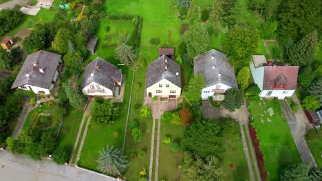 Observación-De-Casas-Adornadas-Con-Tejados-De-Eternita-En-Austria---Toma-Aérea-De-Drones