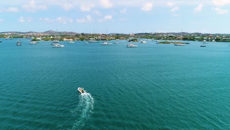 Kleines-Schlauchboot-überquert-Die-Spanischen-Gewässer-Von-Curaçao-Gegen-Die-Strömung,-Luftpanorama