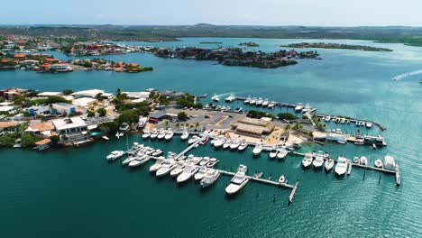 Puerto-Del-Club-De-Yates-De-Curacao-En-La-Bahía-De-Aguas-Españolas-En-El-Hermoso-Día-Del-Cielo-Azul