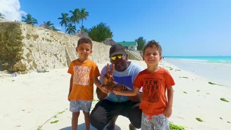 Ein-Reiseführer-Mit-Kindern,-Tourist-Am-Strand-Der-Insel-Sansibar,-Tansania