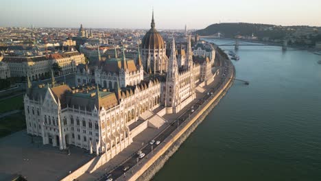 Parlamento-Húngaro-En-Budapest-Al-Atardecer