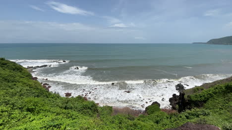 Hermosa-Vista-Al-Mar-Desde-Las-Colinas-Verdes-Cola-Playa-Goa-India-4k
