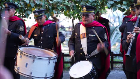 Die-Musikkapelle-„Santa-Cecilia“-Der-Polizei-Von-Salta,-Argentinien,-Spielt-Ihre-Instrumente