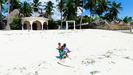 Afrikanische-Kinder-Spielen-Auf-Dem-Sand-Von-Jambiani-Beach,-Sansibar
