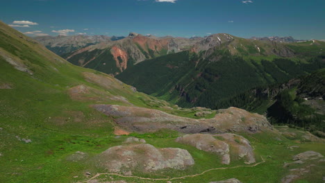 Luftdrohne,-Filmisch,-Eis,-Seebecken,-Wanderweg,-Wanderung,-Silverton,-Colorado,-Verträumte-Himmlische-Felsige-Bergszene,-üppige-Grüne-Wildblumen,-Sommerschnee,-Schmelzende-Felsige-Gipfel,-Vorwärtsbewegung