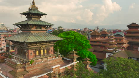 Nepals-Natürliche-Schönheit-Kommt-Zum-Vorschein,-Drohnenaufnahme-Am-Kathmandu-Durbar-Square,-UNESCO-Weltkulturerbe,-Antike-Pagodenstile,-Architektur,-Wolken,-Himmel,-Festliches-Wetter,-Jahreszeit,-4k