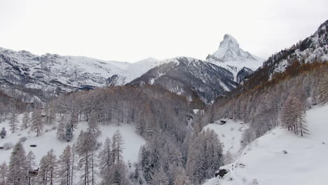 Das-Matterhorn-Aus-Der-Luft,-Filmische-Drohne,-Atemberaubende-Winterliche-Eröffnungsszene,-Zermatt,-Schweiz,-Schweizer-Alpen,-Berühmtester-Berggipfel,-Anfang-Oktober,-Heftiger-Neuschneefall,-Abwärtsbewegung-Des-Auslegers