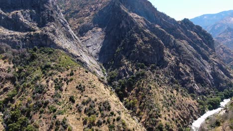 Luftaufnahme-über-Den-Majestätischen-Hügeln-Des-Kings-Canyon,-Grünen-Bäumen-Und-Dem-Kings-River-Im-Hintergrund,-Getaucht-In-Das-Strahlende-Sonnenlicht-Kaliforniens