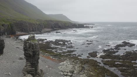 Meeresstapel-Und-Felsvorsprünge-An-Der-Küste-Islands