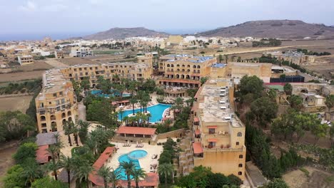 Drohnenflug-über-Einen-Hotelkomplex-Und-Seine-Umgebung-über-Der-Maltesischen-Insel-Gozo