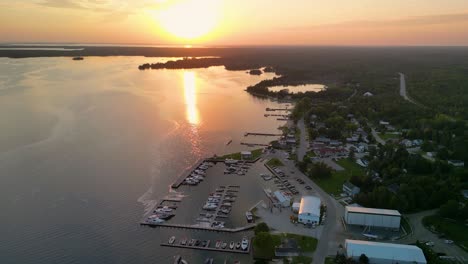 Luftaufnahme-Des-Sonnenuntergangs-Mit-Hessel-Marina-Überführung,-Lake-Huron,-Michigan