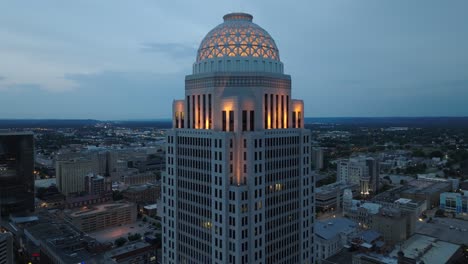 Dusk-view-of-Louisville-skyline-featuring-the-iconic-Humana-Building-with-its-illuminated-dome,-amid-a-backdrop-of-city-lights