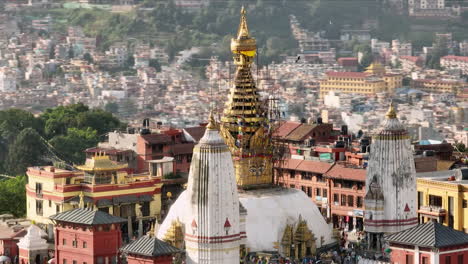Teleobjetivo-De-Paralaje-Profundo-De-La-Estupa-Swayambhu-Katmandú-Nepal,-Sitio-Del-Patrimonio-Mundial-De-La-Unesco,-Vista-De-La-Ciudad,-Ciudad-Urbana,-Verdor,-Cultura-Antigua,-Religión,-Tradición,-Fe,-Naturaleza-Bonita-4k