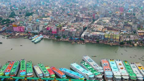 Dhaka,-Bangladesh,-Vista-Aérea-De-Barcos-Anclados-En-La-Terminal-De-Lanzamiento-De-Sadarghat-En-El-Muelle-De-La-Ciudad