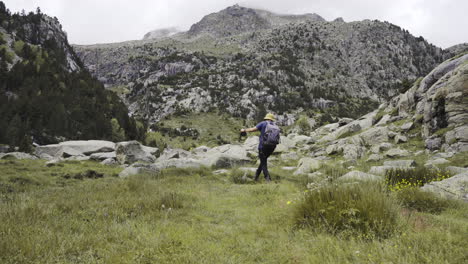 Parque-Nacional-De-Aigüestortes-Pirineo-Catalán-Toma-Estática-De-Un-Joven-Excursionista-De-Aventuras-Caminando-Solo-Alcanzando-La-Cima-De-Las-Montañas-En-Un-Paraje-Natural-Puro-Y-No-Contaminado