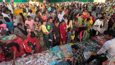 Many-women-are-shopping-in-the-fair-with-their-families