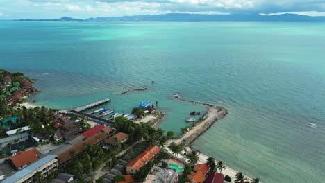 Aerial-view-showing-Koh-Phangan-Haad-Rin-Hafen-with-turquoise-ocean-on-Koh-Phangan,-Thailand