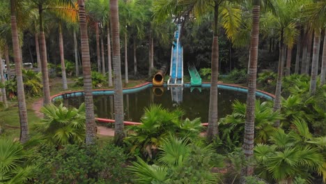 Altes-Verlassenes-Schwimmbad-In-Hue-Vietnam-Mit-Grüner-Vegetation-Rundherum,-Luftaufnahme