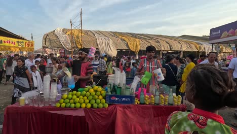 Dos-Comerciantes-Preparan-Limonada-Picante-En-La-Feria.