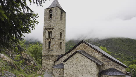 Pano-De-La-Antigua-Iglesia-De-Las-Montañas-Cristianas-Patrimonio-Medieval-En-El-Paisaje-De-Montañas-Brumosas
