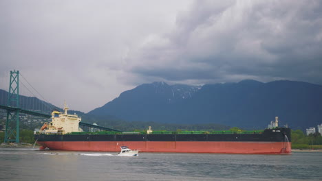 Ozeandampfer-Containerschiff-Fährt-Durch-Die-Innenstadt-Von-Vancouver,-Britisch-Kolumbien,-Kanada