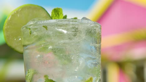 Weißer-Rum-Wird-Zu-Frischem-Mojito-Hinzugefügt,-Geringe-Schärfentiefe-Auf-Tropischem-Rosafarbenem-Hintergrund