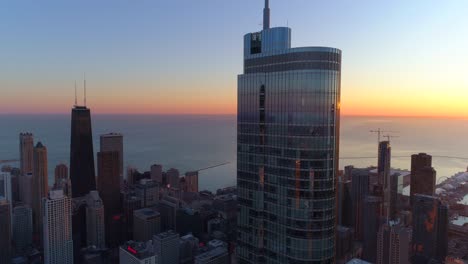 Luftaufnahme-Der-Skyline-Von-Chicago,-Illinois,-Trump-Tower-Bei-Sonnenaufgang