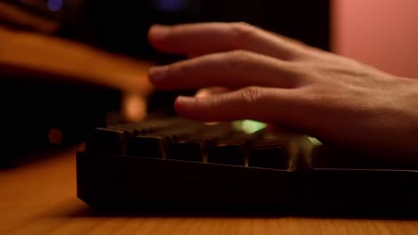 Hände-Tippen-Auf-Einer-Schwarzen-Tastatur-Auf-Einem-Maßgefertigten-Holzschreibtisch