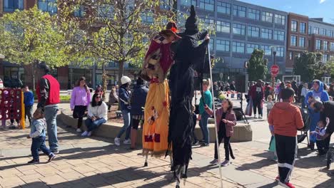 Zwei-Frauen-In-Halloween-Kostümen-Auf-Stelzen-Bei-Einem-Erntedankfest