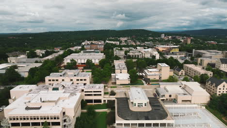 Universidad-De-Arkansas-Y-Edificios-Circundantes-En-Fayetteville,-Arkansas,-EE.UU.