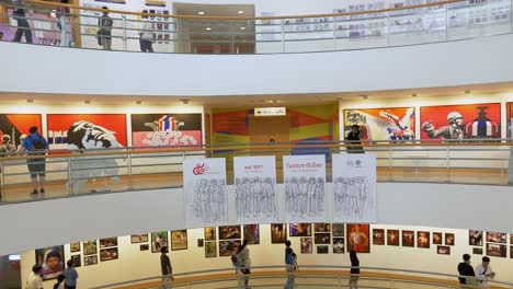 Kunstbeobachter-Betrachten-Verschiedene-Kunstwerke-Wie-Gemälde,-Fotografien-Und-Drucke-Im-Kunst--Und-Kulturzentrum-Von-Bangkok-Im-Bezirk-Pathum-Wan,-Bangkok,-Thailand