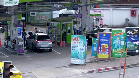 Vista-Desde-Lo-Alto-De-La-Estación-De-Servicio-De-Gasolina-Bang-Chak,-Justo-Al-Lado-De-Una-Calle-Muy-Transitada-En-Bangkok,-Tailandia