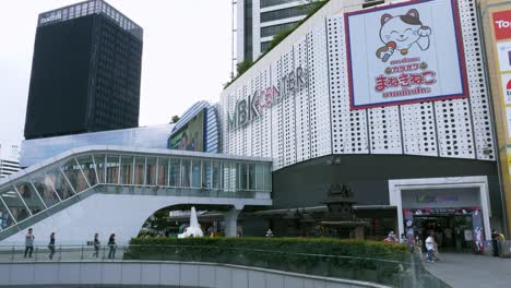 Käufer-Gehen-Und-Hängen-Vor-MBK,-Einem-Berühmten-MBK-Einkaufszentrum-Im-Geschäftigen-Geschäftszentrum-Im-Bezirk-Pathumwan-In-Bangkok,-Thailand