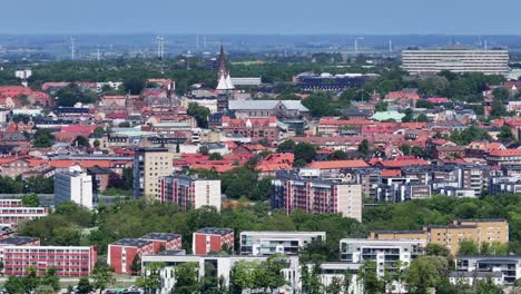 Eine-Weitreichende,-Allumfassende-Ansicht-Von-Lund,-Mit-Skane-Domkyrkan-Und-Dem-Krankenhaus-In-Schweden-–-Luftschwenk