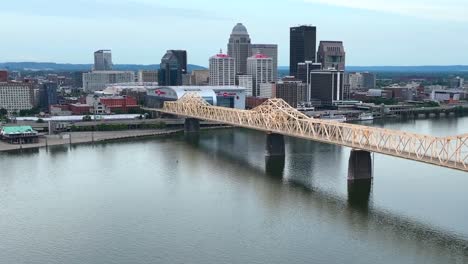 Luftaufnahme-Von-Louisville-Mit-Blick-Auf-Den-Ohio-River-Und-Die-Berühmte-Second-Street-Bridge