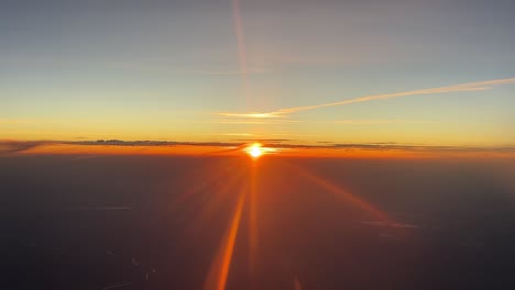 Spektakulärer-Sonnenuntergang,-Wie-Er-Von-Den-Piloten-Mit-Sonnenstrahlen-Gesehen-Wurde,-Während-Sie-In-10.000-M-Höhe-Richtung-Westen-Flogen