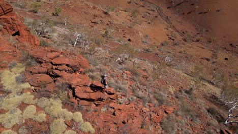 Excursionista-Masculino-Observando-El-Impresionante-Paisaje-Del-Parque-Nacional-Del-Desierto-En-Australia