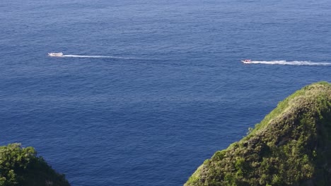 Touristenboote-Fahren-Auf-Den-Gewässern-Rund-Um-Kelingking-Beach,-Nusa-Penida,-Bali,-Indonesien