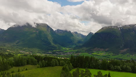 Lush-landscape-with-imposing-mountains,-Byrkjelo,-Norway
